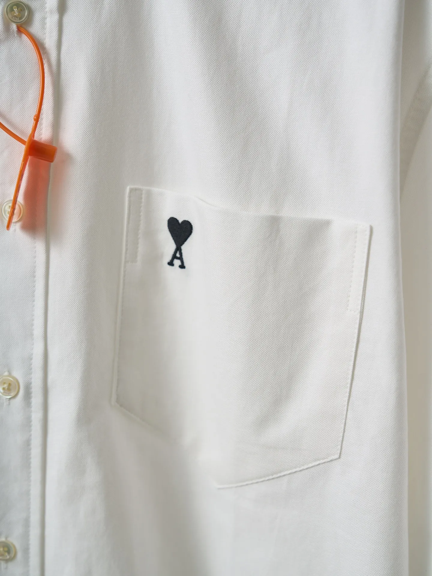 [Real auction] AMI/Amy love heart embroidered short-sleeved shirt [In Stock] 37 38 39 40 Customized high-density double-ply Oxford spinning, tight and smooth, comfortable and close to the skin, a touch of simple white, as pure as ever, elegant and self-evident. Black silk thread dances on the chest with love embroidery, low-key and powerful, with pockets as the boundary, hiding the French romance. It is the ultimate simplification of color, and uses the ultimate restraint to interpret the effortless sense of luxury. Adopt imported machine embroidery technology, use advanced computer control system and precision mechanical components to realize Ami's love embroidery operation with high precision. The lines are smooth and delicate. The fabrics have been washed and have a better hand feel. It is not easy to deform, not easy to shrink, not easy to fade, and maintains long-term beauty and loose fit.